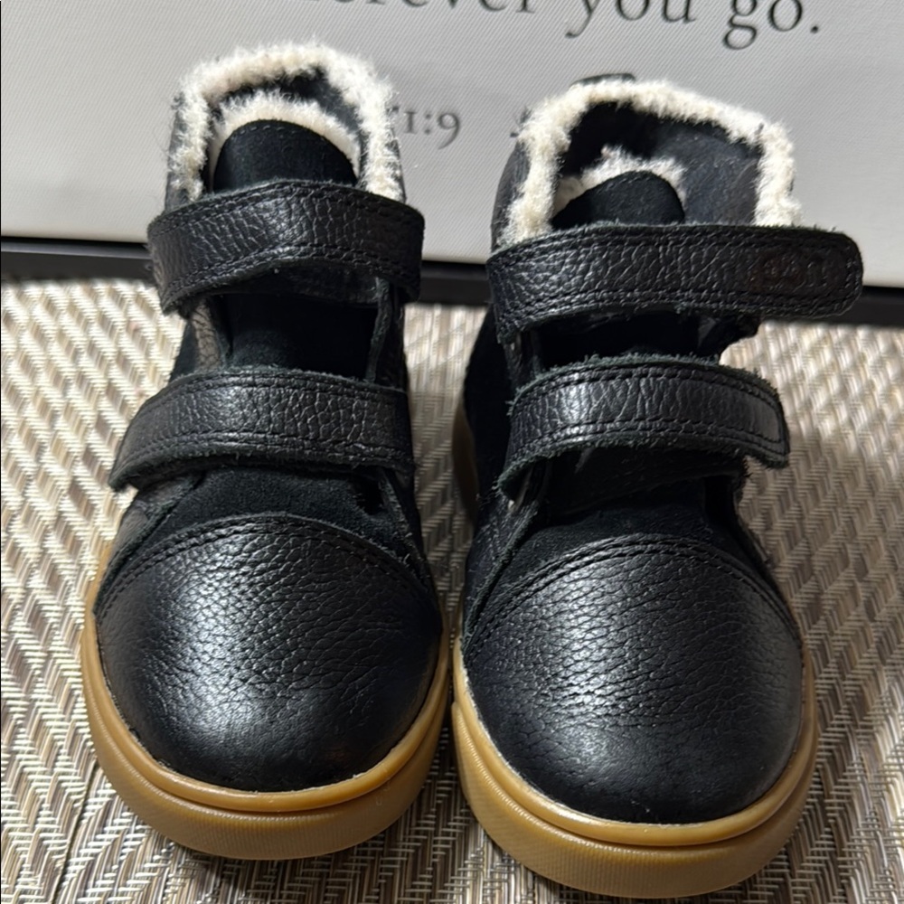 UGG Black and Brown Ankle Boots with Furry Lining Little boys 12.5 (7 1/4”) Box2